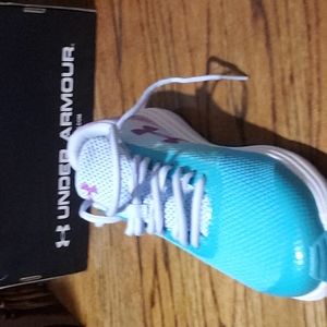 UNDER ARMOUR Surge RN Prism size 6.5Y